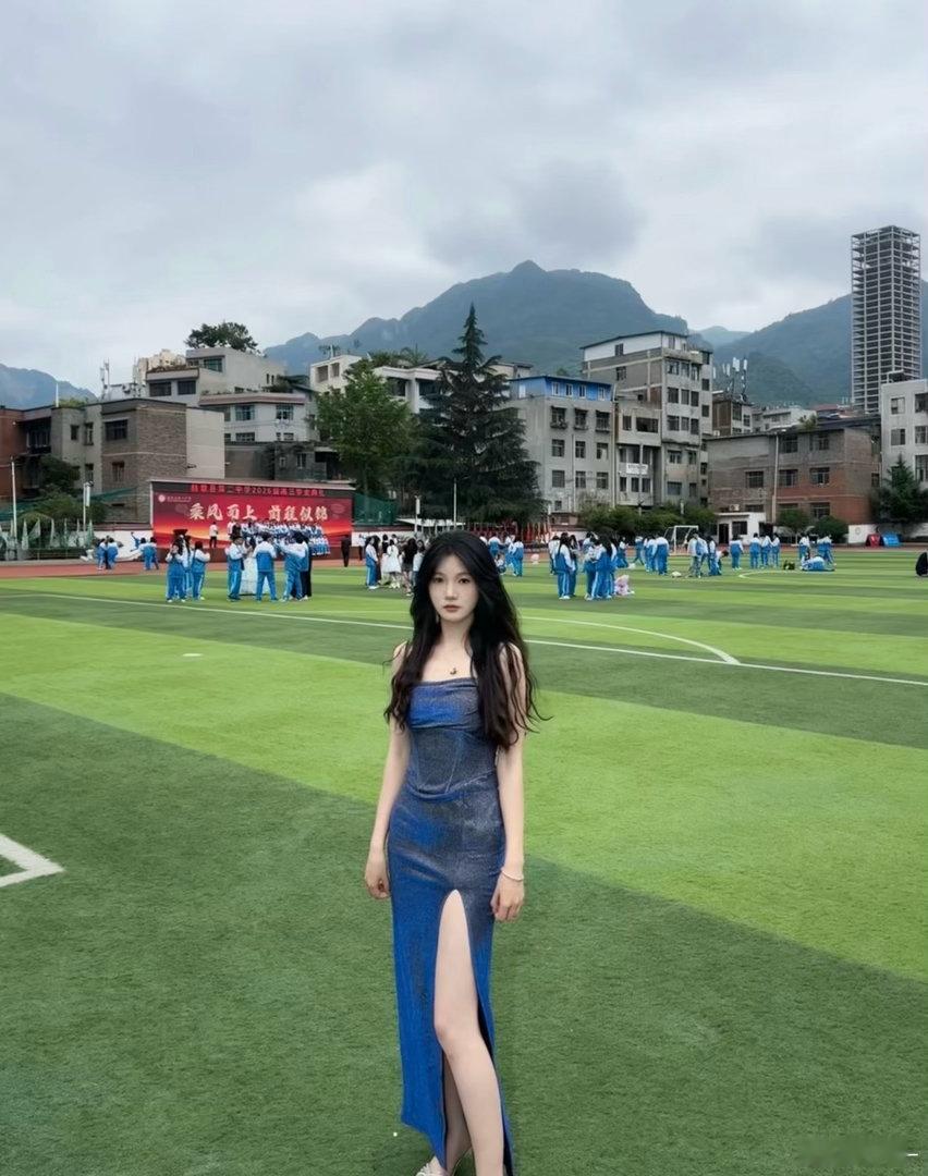 中午看见了学妹，真的真的好美好漂亮！ 