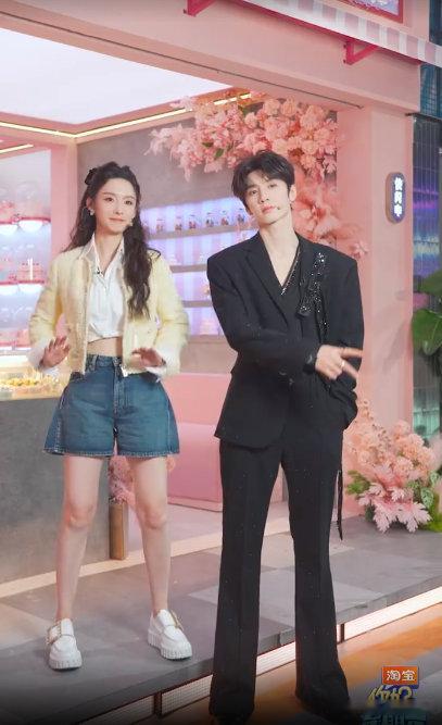 李沁陈哲远hi6拍照打卡ie分明 你好星期六 李沁和陈哲远同框啦，i人e人拍照打