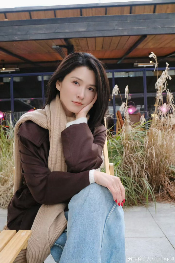 以为在拍海豚湾恋人2沈曼青路透徐洁儿这组机场图，根本是沈曼青从电视剧里走出来了！