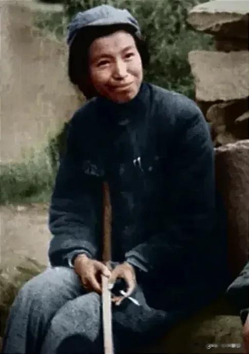江青转战陕北在路边休息，手拿拐杖抽烟的情景。