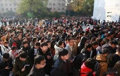 考公，是许多求职者选择的一条路，稳定，社会地位高。

但你知道考公令人难以置信的