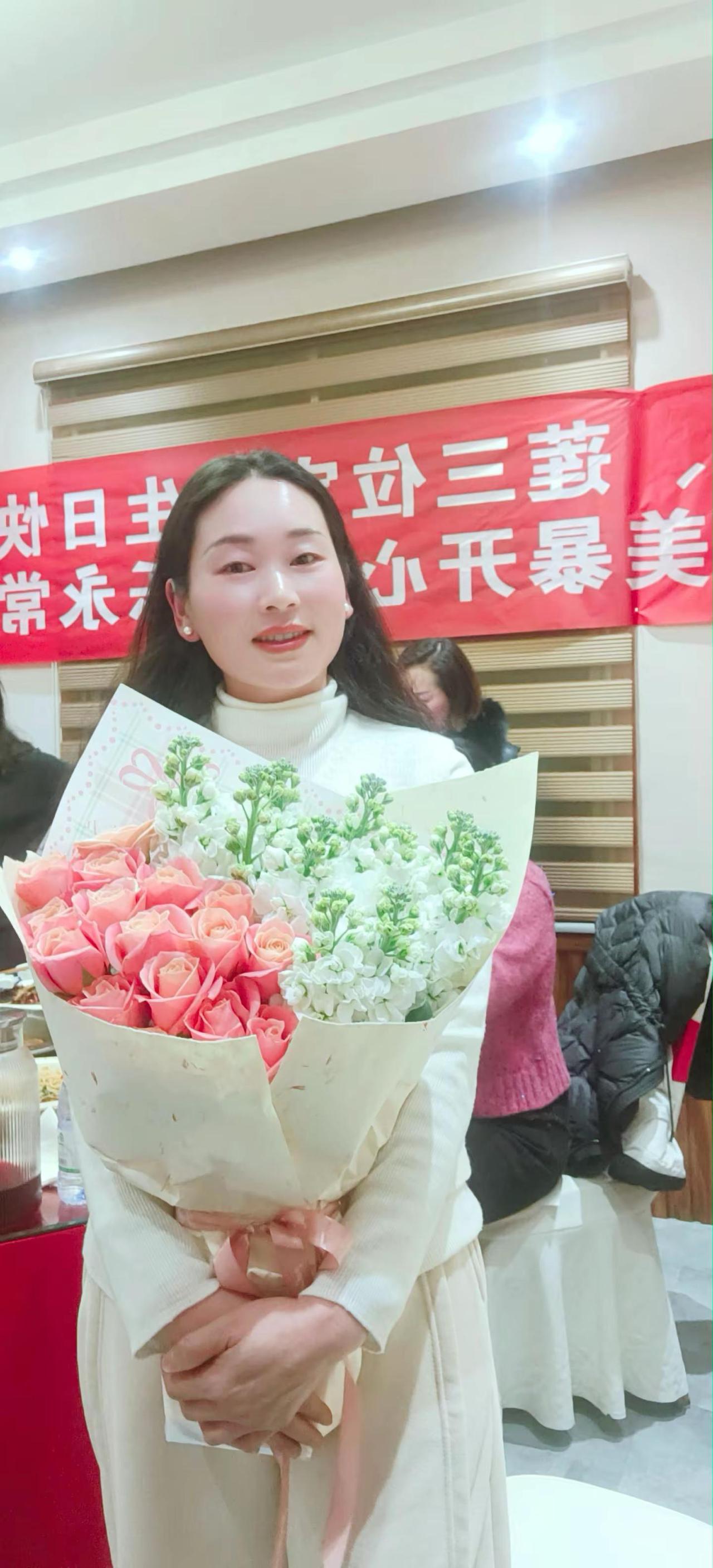 姐妹们元旦快乐祝:大家暴富暴美暴健康。