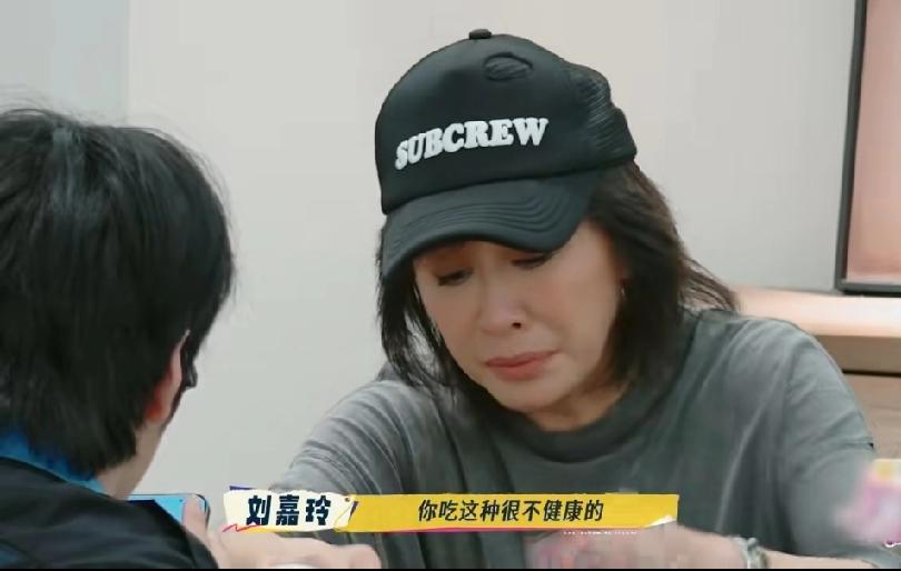 晚上刘嘉玲刚准备拿着换洗衣服去冲凉睡觉，弟弟柯淳就拎着一袋子烧烤敲她的门，喊她吃