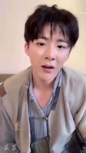 这就练完了？有朋友说塑料的。下面请欣赏《插子套》。
练了两下，感觉自己都强壮了。