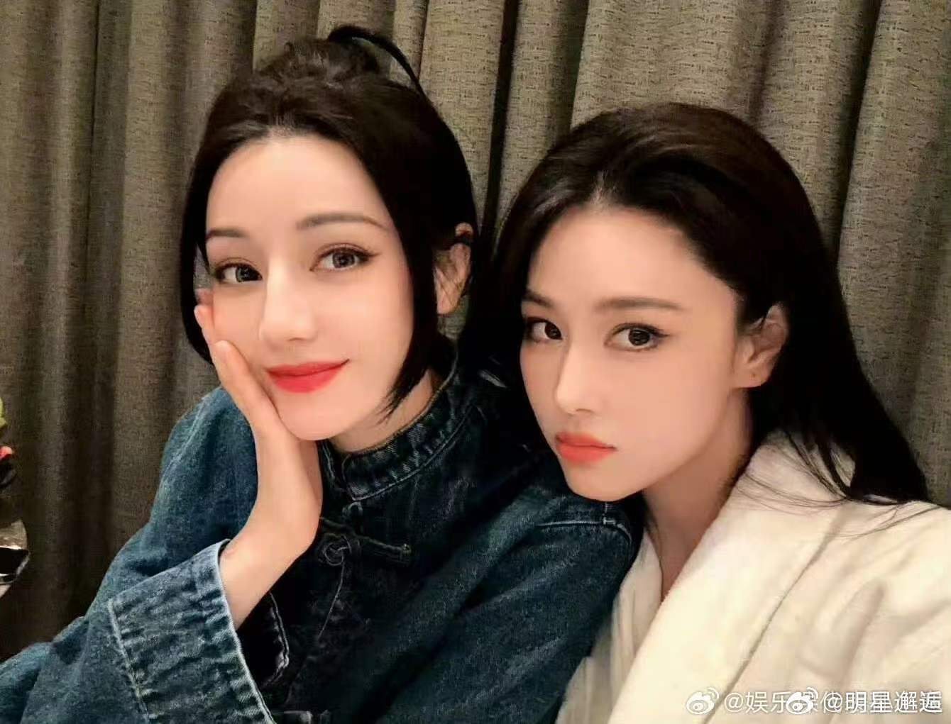 迪丽热巴一直是那个美好的小女孩好友随手抓拍，张馨予定格迪丽热巴的温柔模样，岁月匆
