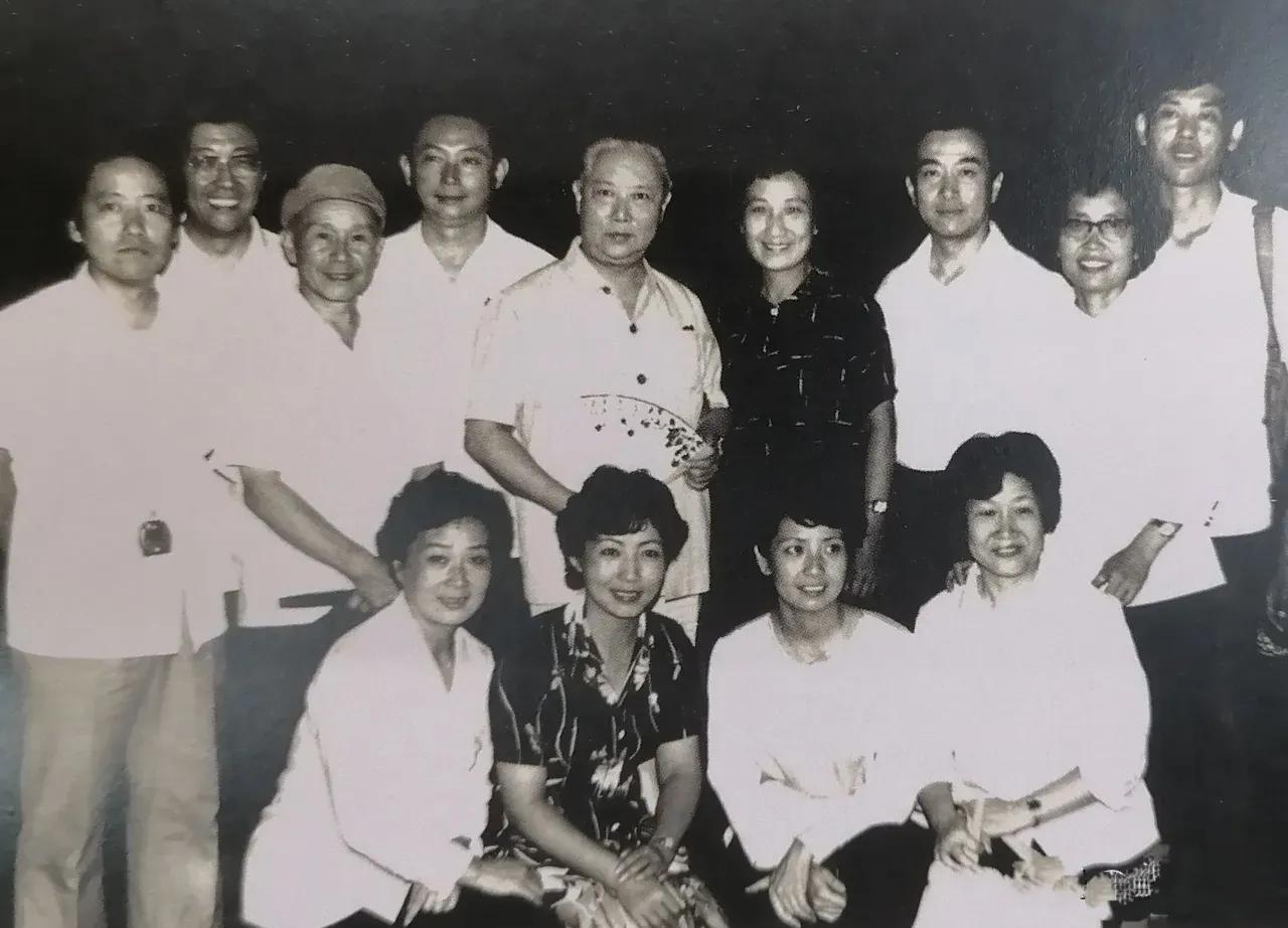 一张京剧名家大合影
张君秋 关肃霜 梅葆玖 叶少兰 李炳淑 李维康等
李炳淑 李