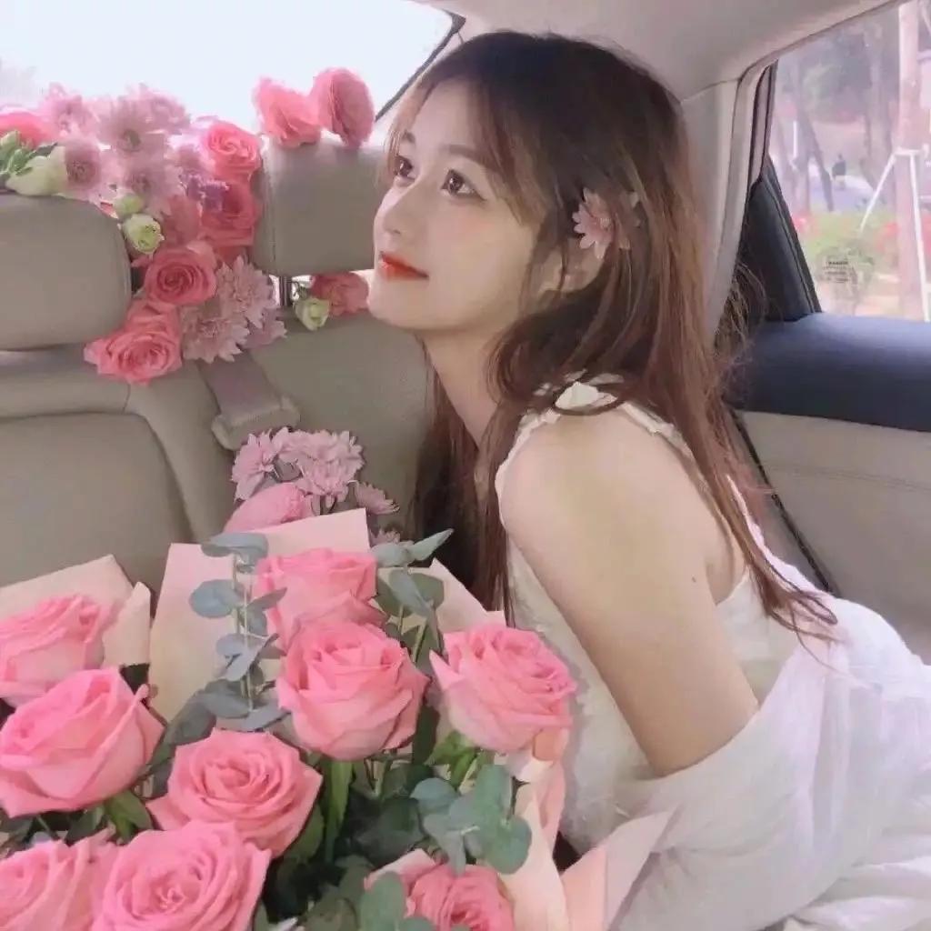 粉色花海里的少女梦🌸✨鲜花与美女相融 粉纱花衣美人 捧花丽人 玫瑰佳人照 花仙