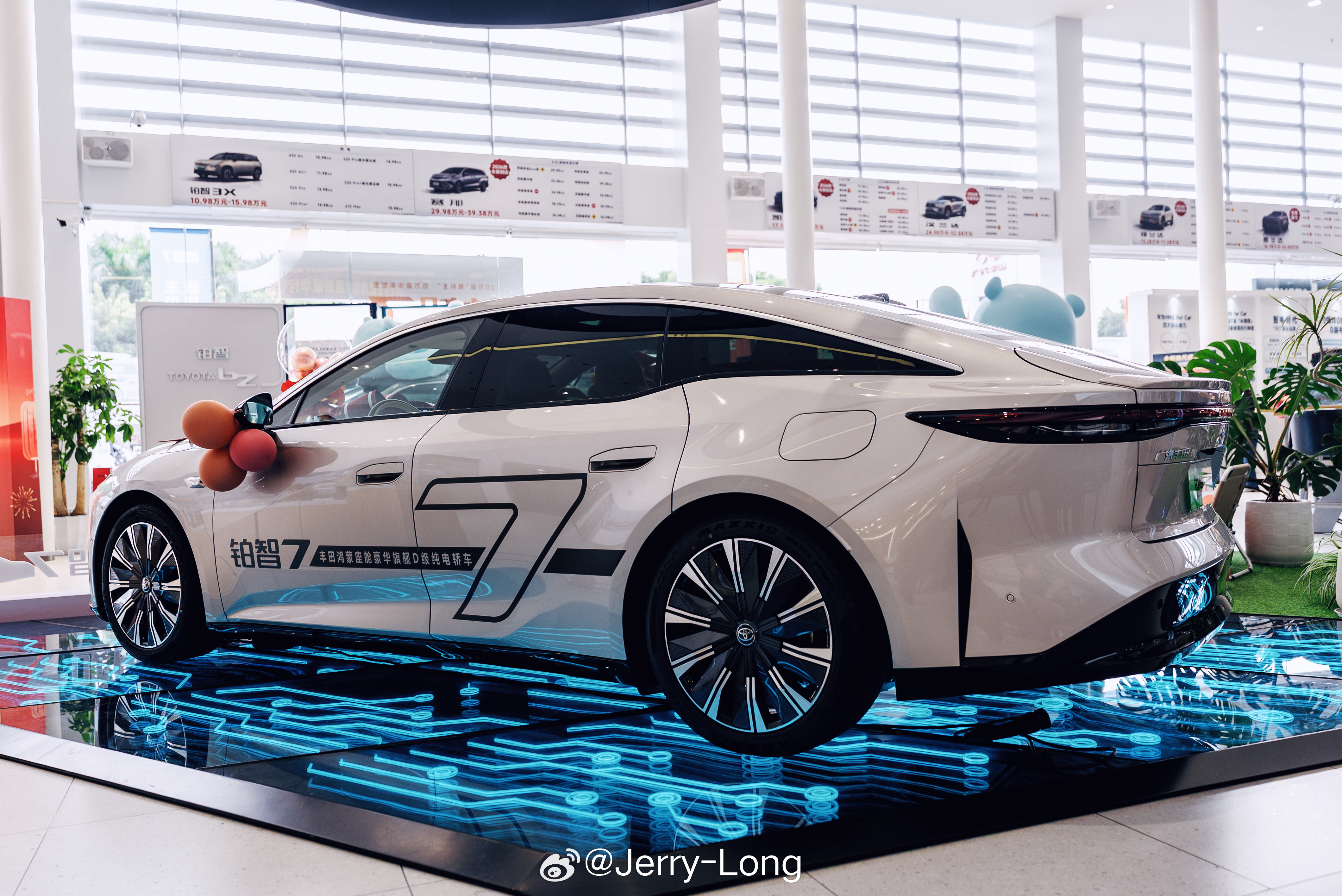 3月5日，广汽丰田智电转型旗舰车型铂智7正式开启预售，目前实车已到店，用户可前往