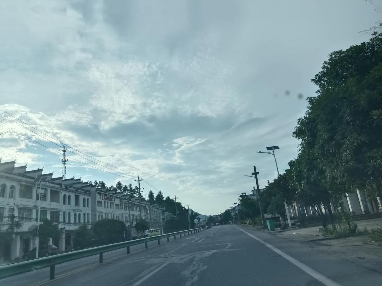 阳新跟大冶挨着，每次走106国道都是没有路灯（如下图1、2）。晚上这条路大货车多