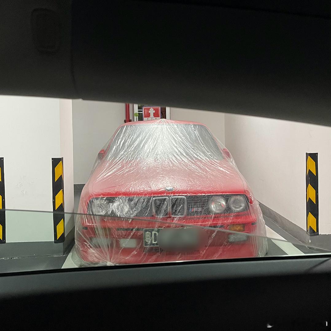 地库偶遇黑牌E30 M3！神了！ ​​​