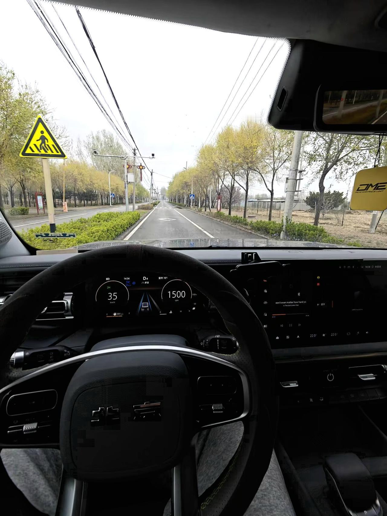 最近张雪挺火的。但是张雪从我个人视角上来看，我是比较欣赏和喜欢张雪的，我可能以后