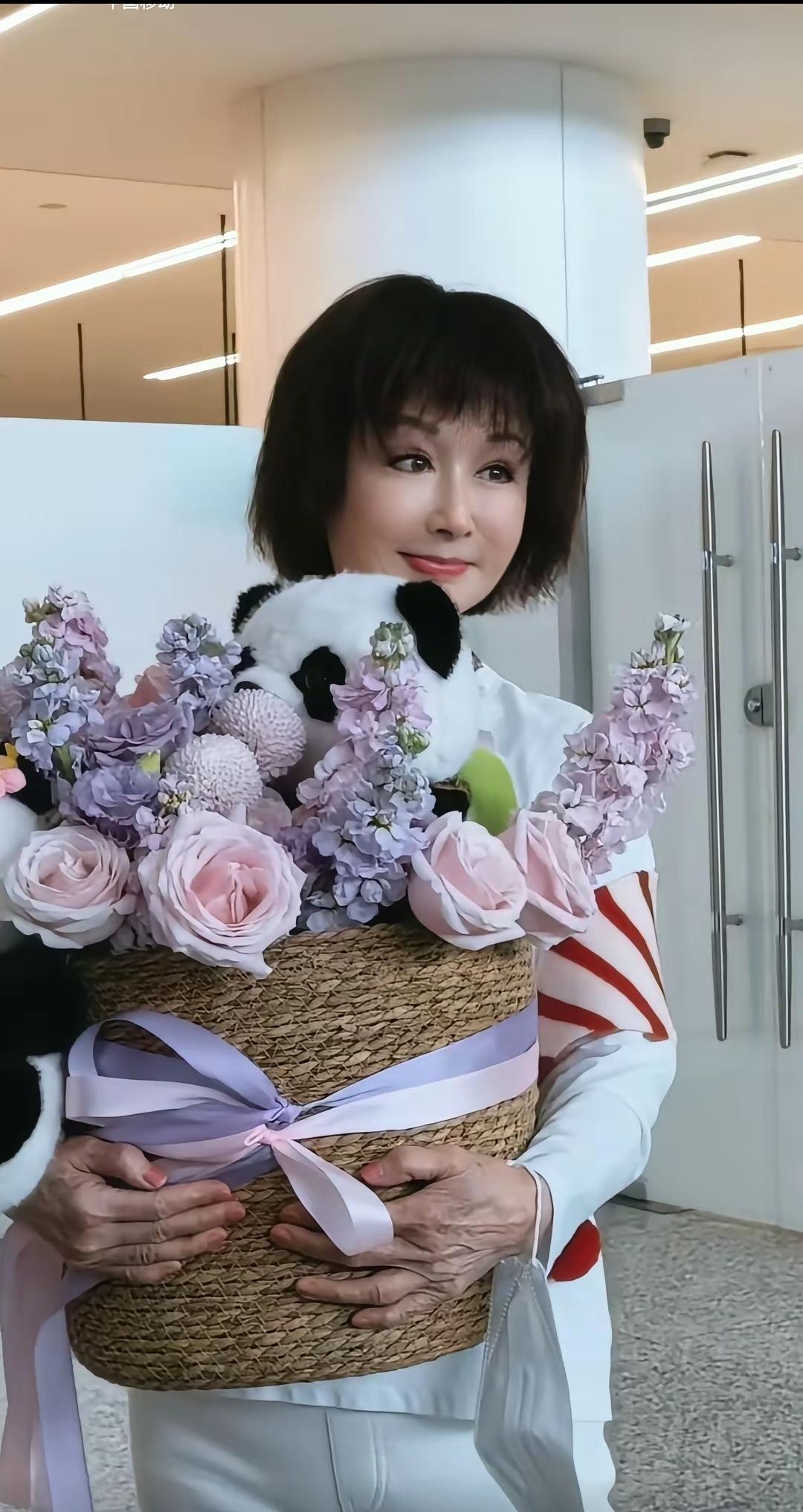 看到眼前这张81岁的手、18岁的脸照片，令人毛骨悚然。
这究竟是美颜滤镜高科技带