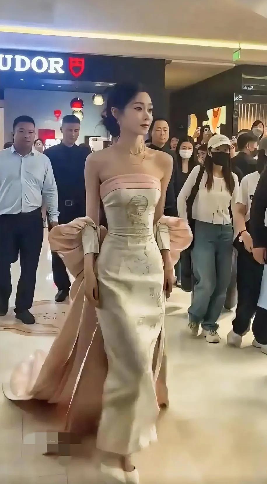 原来“纤纤细腰，盈盈一握”
真的存在！
宋轶的腰已经不是A4腰了，
这是一只手长