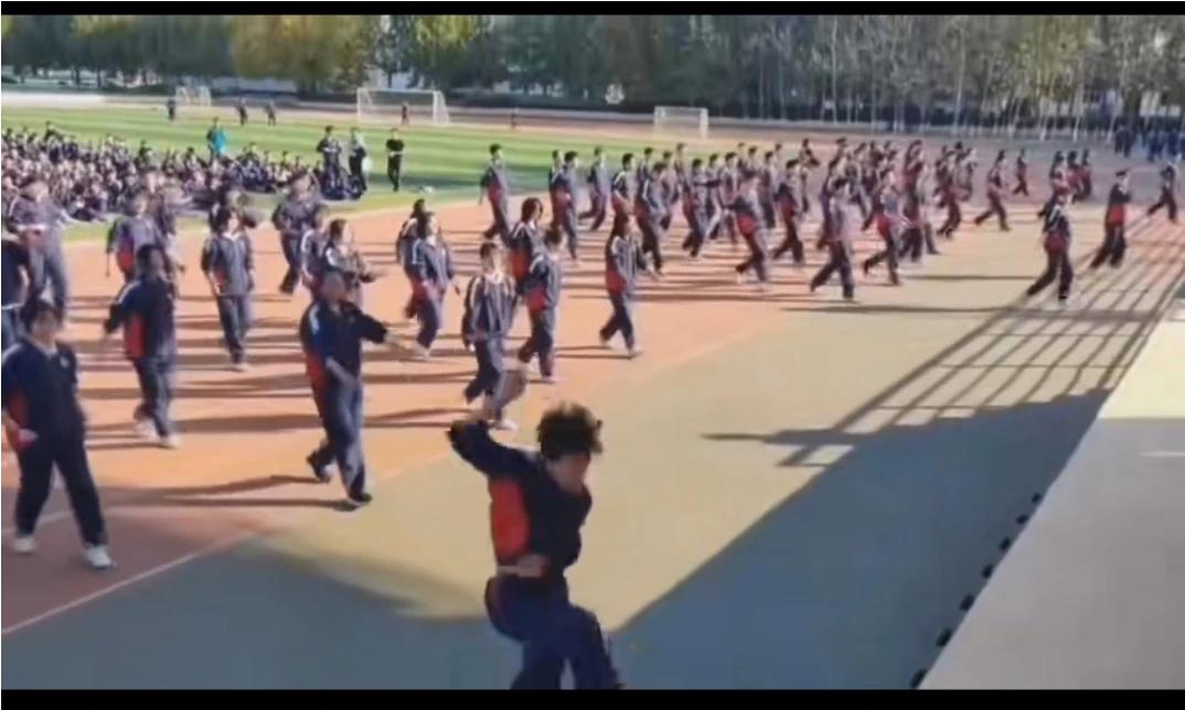 临沧市双江县民族小学的课间操，那真是活泼好动又能健身强体的典范，太值得推广了！每