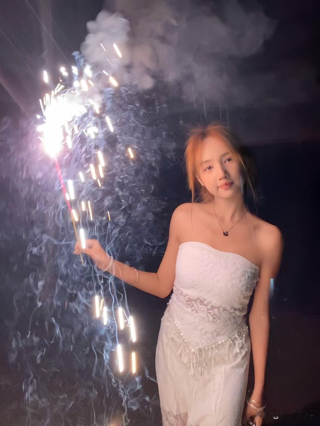 “烟花映笑颜，夜色醉人间”，这场景想想就绝美。就像正月十五的兰州，中山桥上、西固