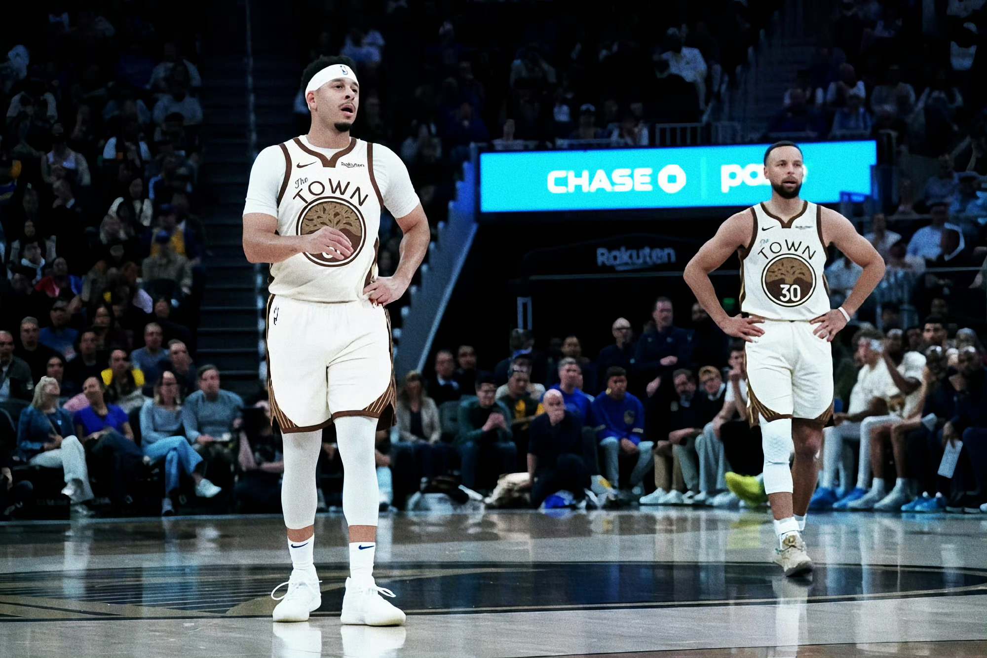 ➡看来库里是打湖人出战，打国王休了，硬汉！瞅瞅给咱新秀理查德波斯特累的伤的勇士v