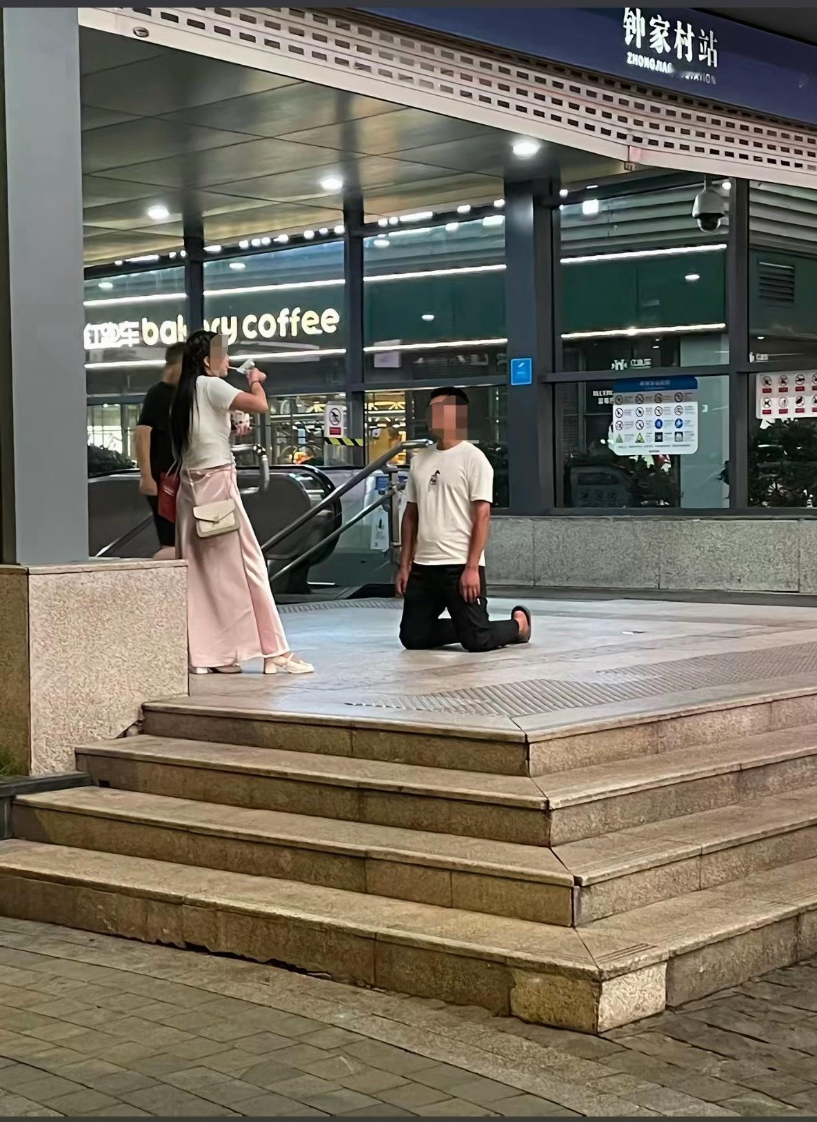 过了钟家村还有下一村，快起来吧，兄弟。朋友说：这一跪要是能跪出个祁同伟，我就敬你