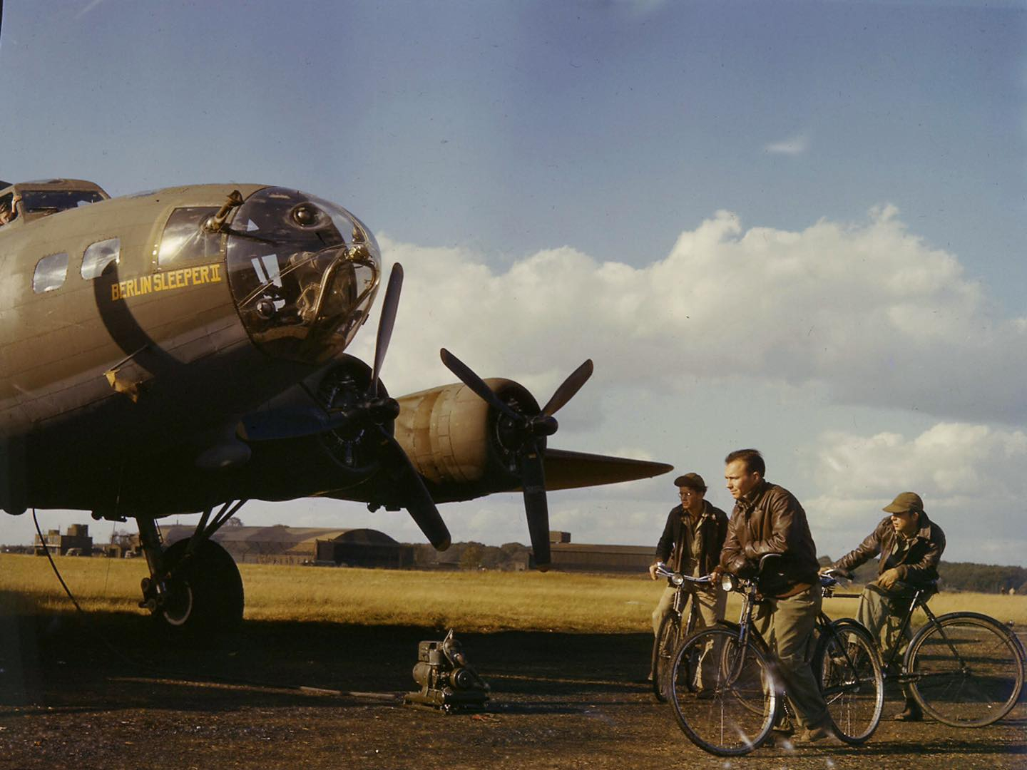 1942年9月。第97轰炸大队旗下的 B-17F柏林卧铺号 “Berlin Sl