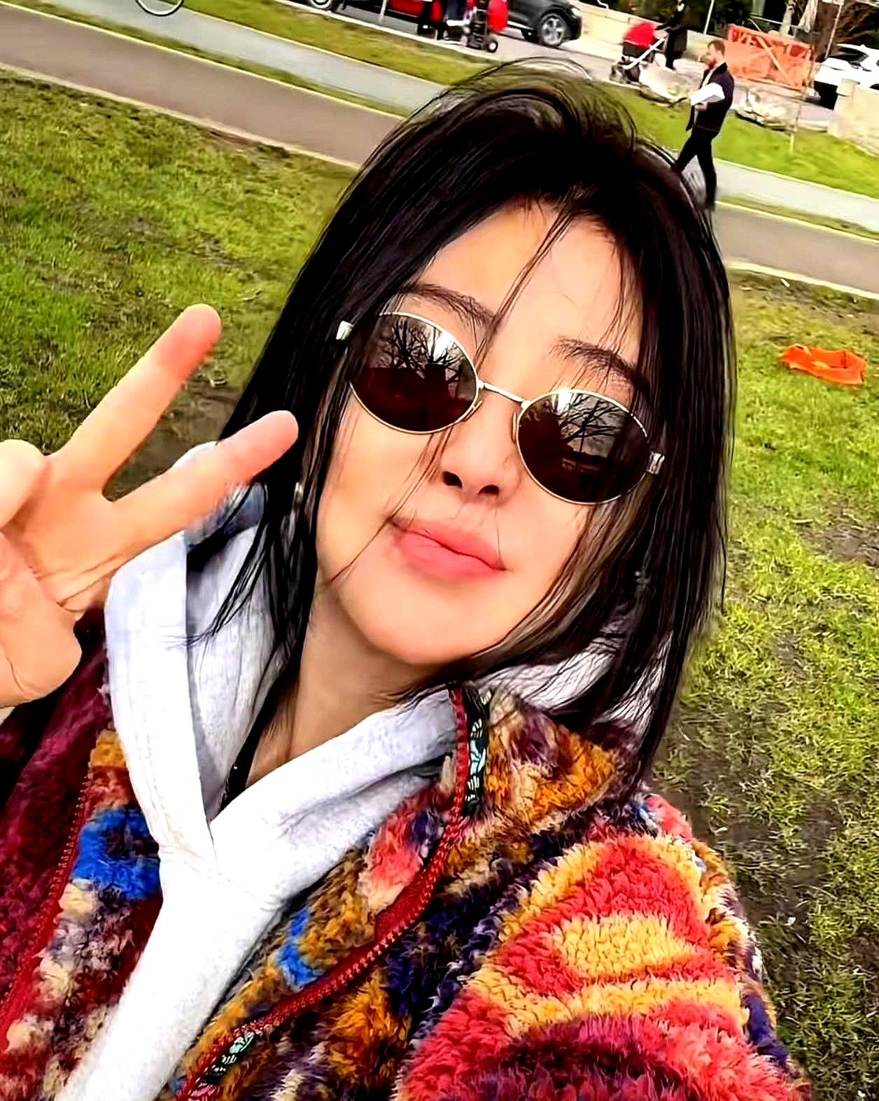 你敢信？59岁的王祖贤在温哥华开艾灸馆，还亲手给客人施灸。
基础调理一小时九百