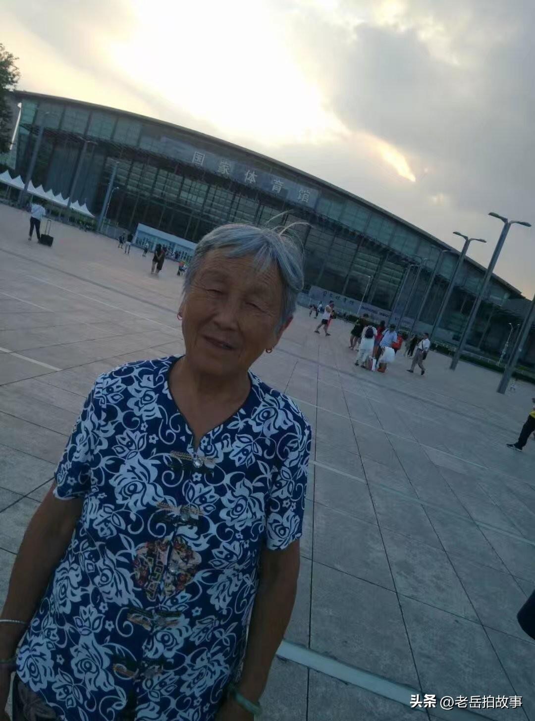 我的母亲生前一直礼佛，我看她每次烧香的时候嘴里总是在小声的念叨着什么，有一次，我