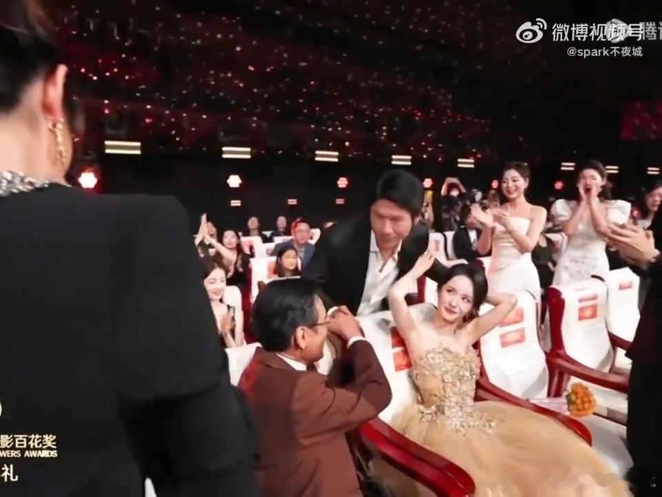 王骁亲杨幂手臂杨幂和熟男cp感好 