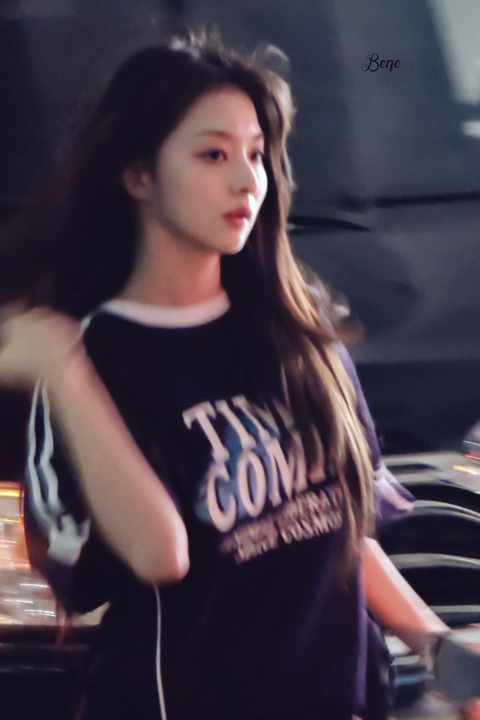 #李娜炅[超话]#🐣#蜜桃笑颜李娜炅# [图片]240511 马尼拉机场到达 