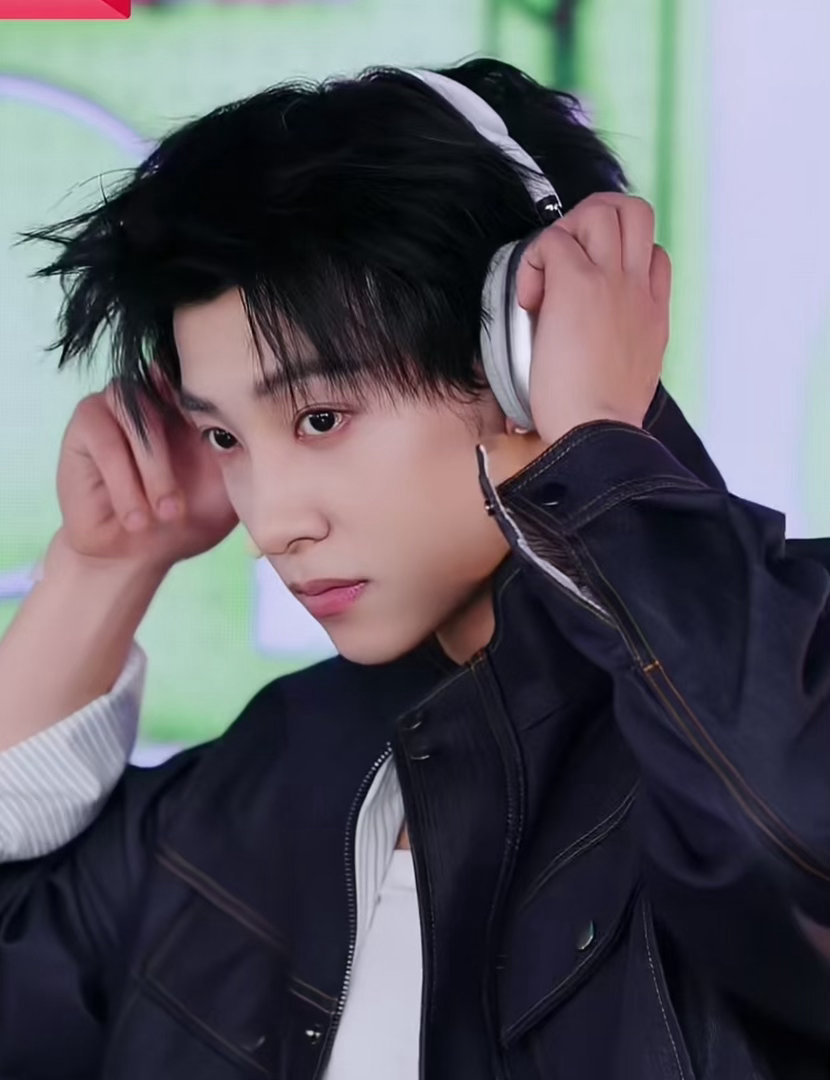 马小宇富有且慷慨 马小宇这身材确实有点绝。双肩背心穿出模特既视感，肩宽腰窄的黄金