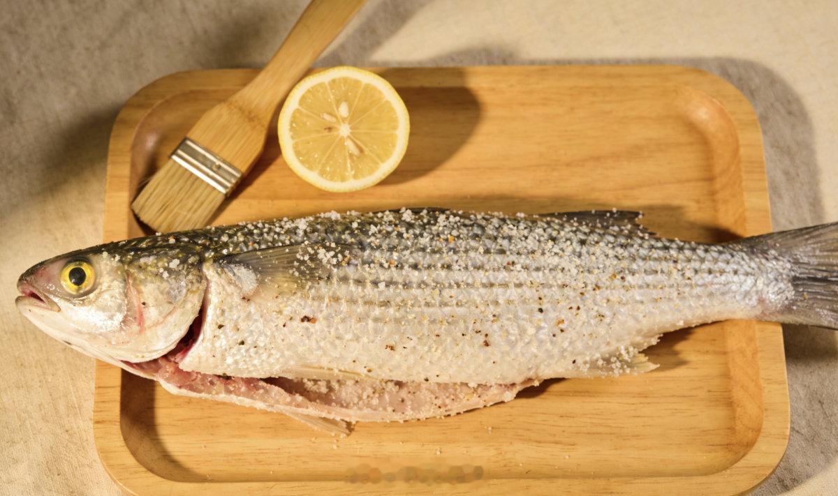 来宁波吃桃花鲻鱼这口春鲜太绝了 三月桃花盛开、海水回暖时，鲻鱼洄游至近海，体态饱