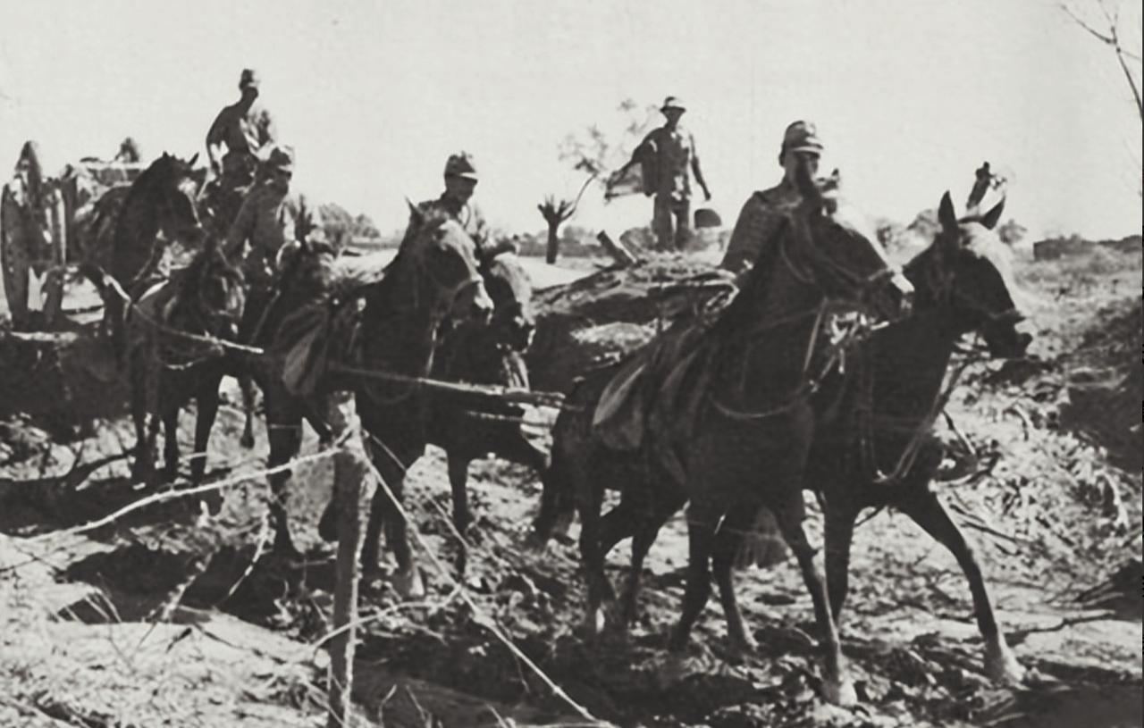 1941年，日军夜袭八路军，眼看就要得手，拉炮的军马，却踩滑摔倒惨叫！日军急抽一