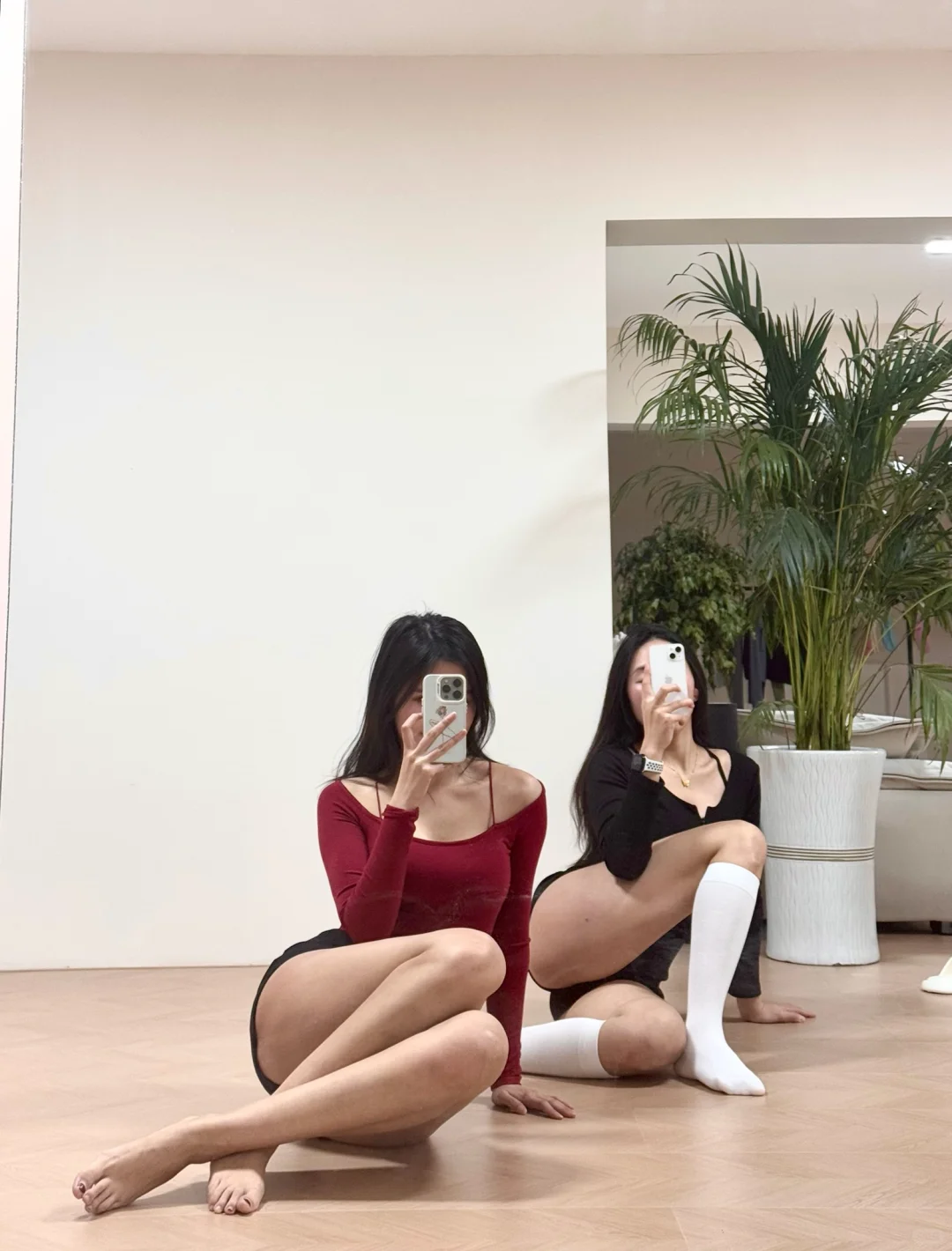 一起美到发光 姐妹拍照姿势 镜子里的我们 健身