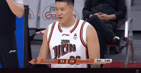 阿日你说你就知道嘻哈的给小胡聊天，一点没把心思放在打球上，半场不到就4次犯规打不