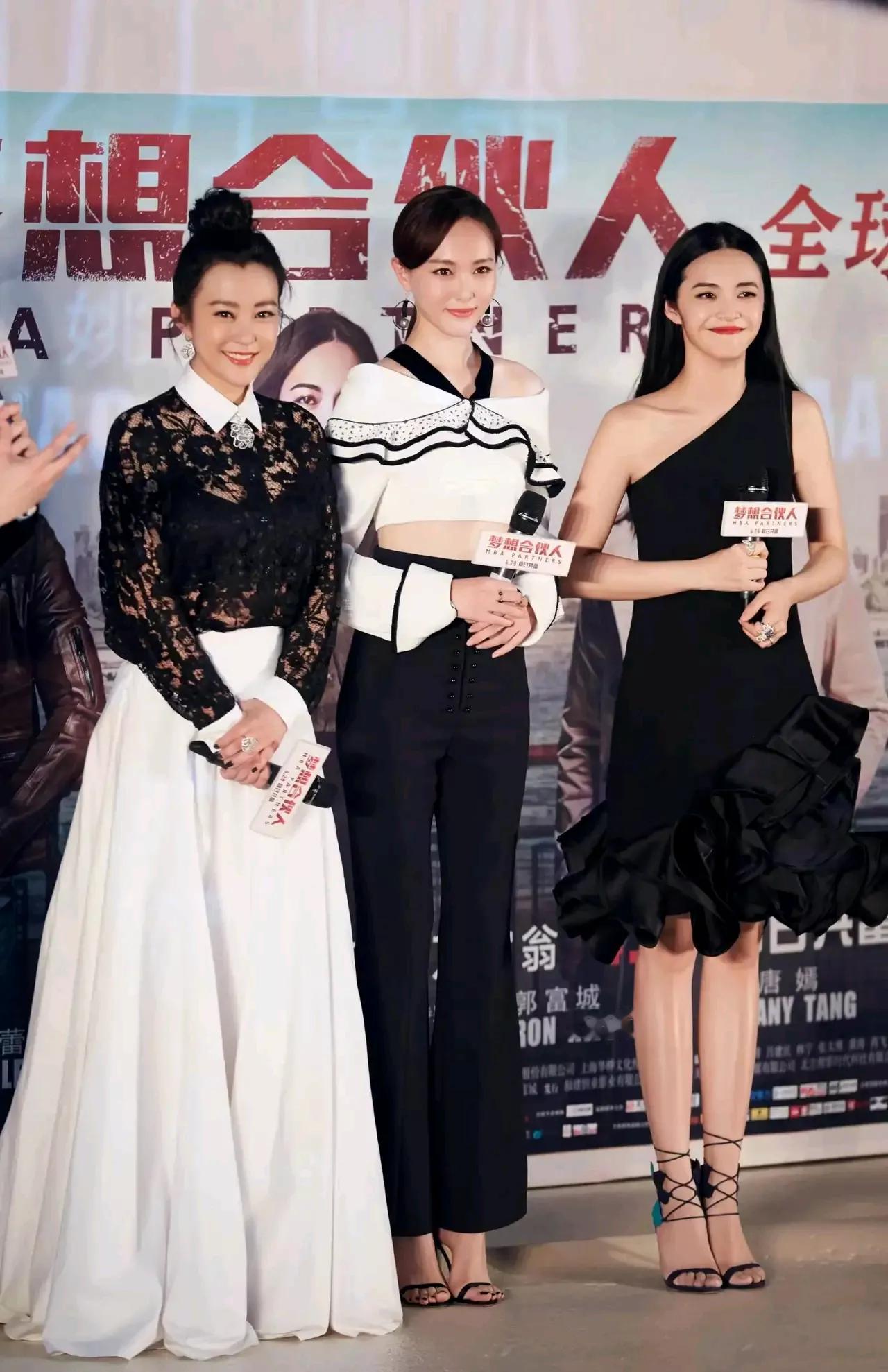 在流量面前
演技也要靠边站
要说演技
左边的这位要碾压中间的这位吧
但是
中间这