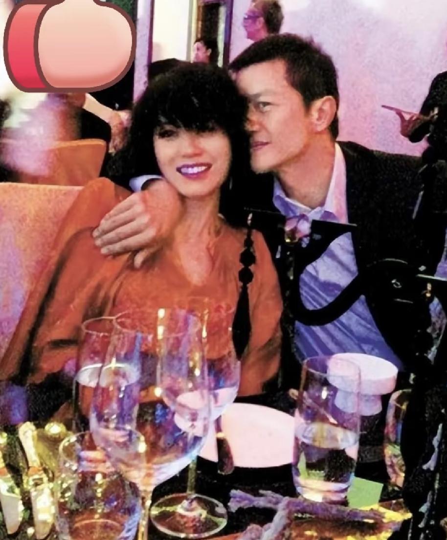王菲依偎着李亚鹏，脸上的笑容证明她是被他宠着的高中女生，李亚鹏吻着王菲的乌发，眼