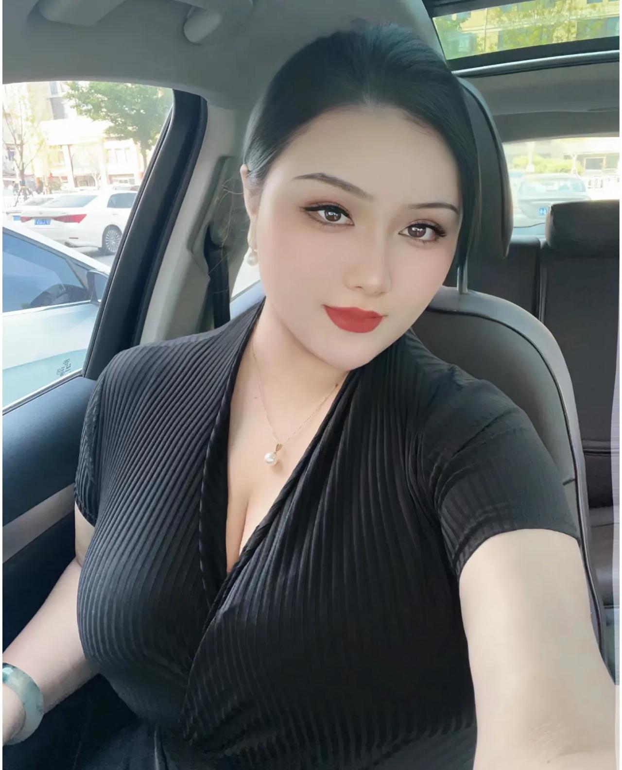 明人不说暗话，我不想奋斗了，我就喜欢富婆，每个月给我5000块钱生活费，司机保姆