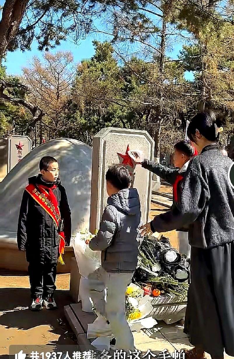 清明风紧时，闫博雅牵着两个孩子，在沈阳的碑林前把手帕抚平、把鲜花放稳。
是应战友