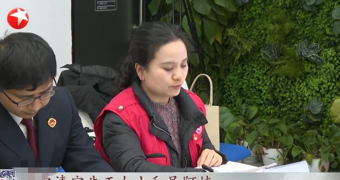 “这就是不结婚的代价！”上海普陀区，女儿请来保姆，照顾患阿尔兹海默症的母亲。不料