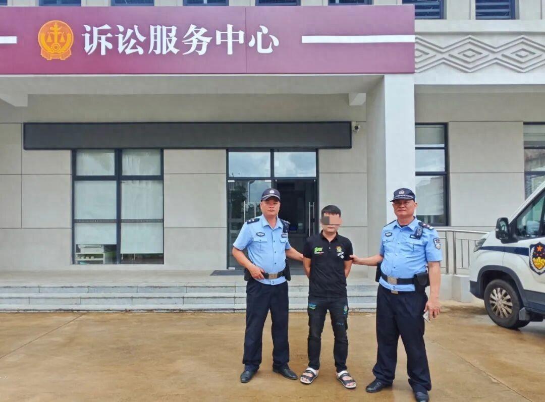 有人欠了钱一直拖着不肯往外拿，法院启动强制执行，要把人送去拘留所，车子刚上路，被