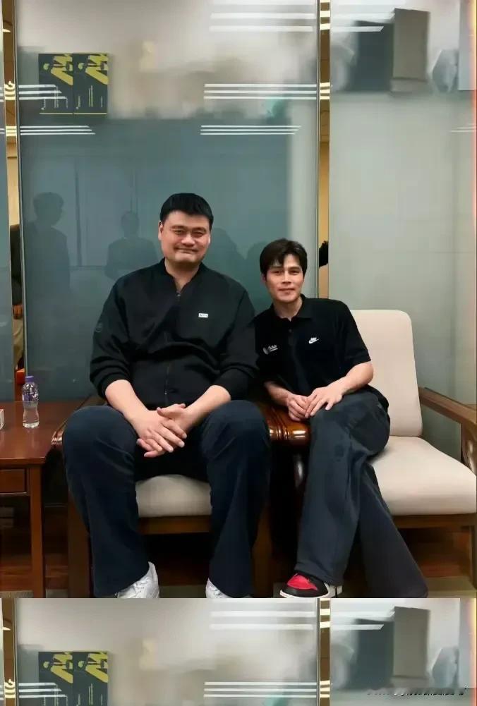 姚明卸任之后，精神状态有了翻天覆地的改变！看着这张图，感觉他压力一扫而空，精神焕