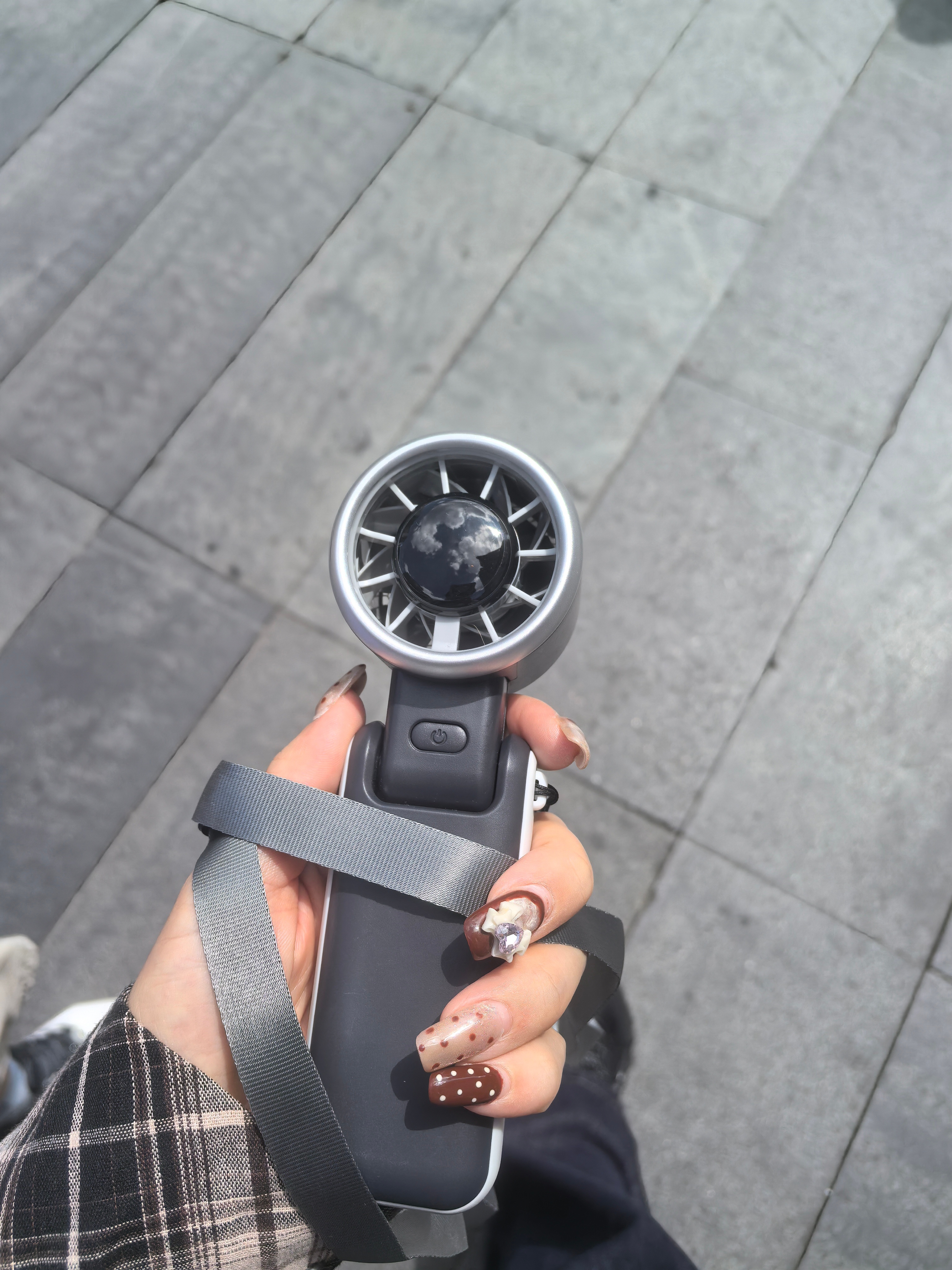 我都不知道我的小风扇带了干嘛的，长袖逛街好凉快 