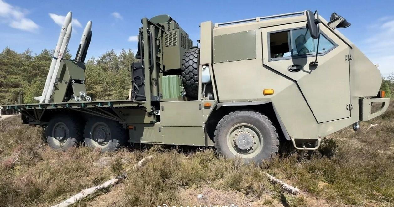 乌军1套英国Raven防空系统在俄乌前线被摧毁的首个画面（视频一）。
该防空系统