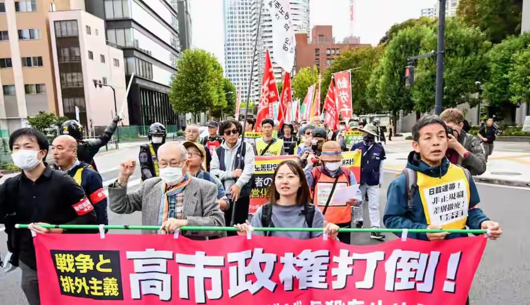 日本国内民调大逆转！44%民众紧急踩刹车，高市早苗遭遇当头一棒！
就在高市早苗对