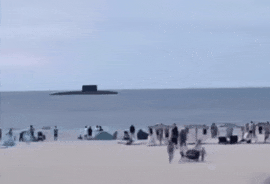 一群波兰海滩游客正在海滩享受炎热的夏天，突然波兰海军出现在了海浪里，让这群惊愕的