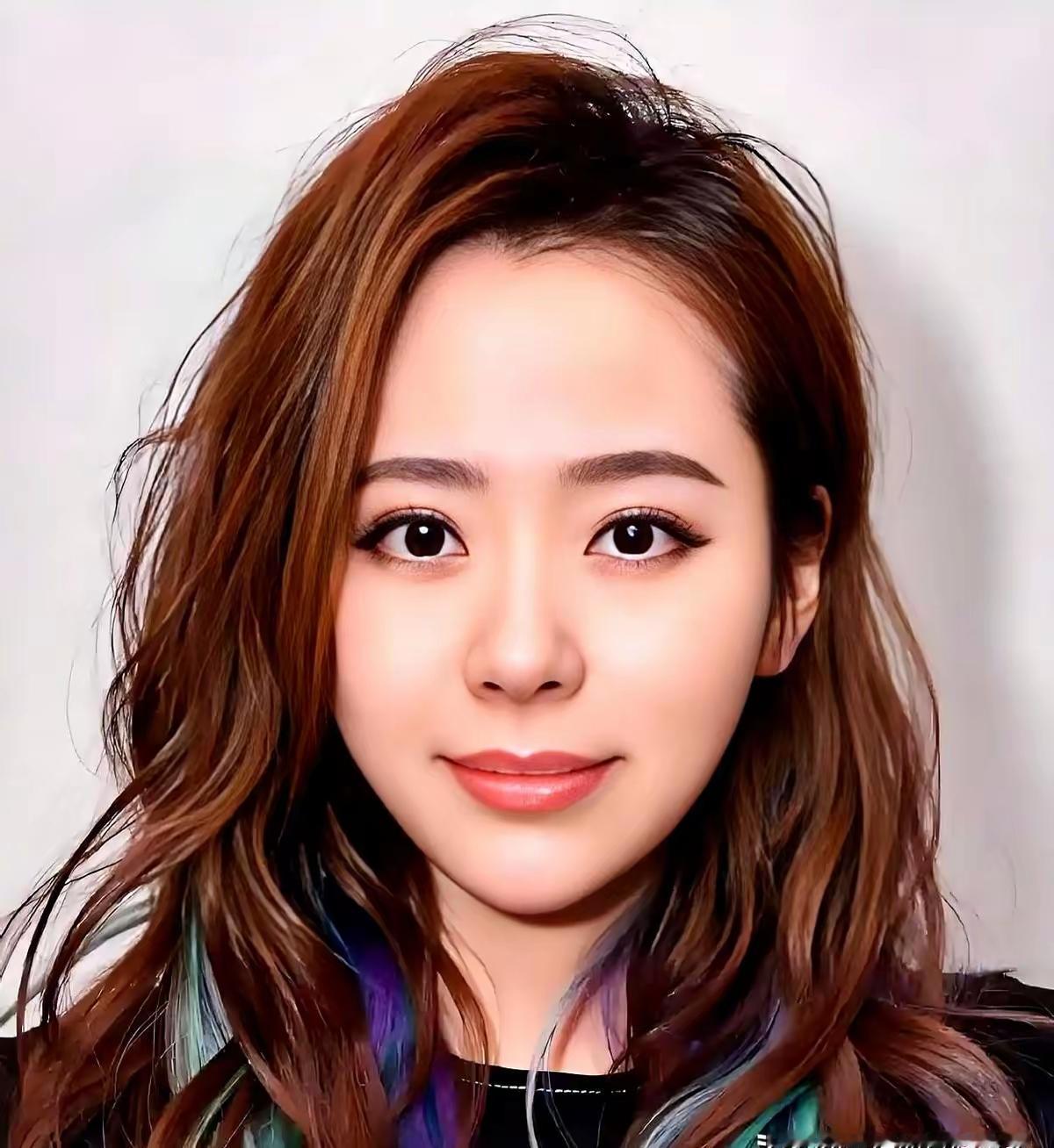 她摔下两米台，先问观众怕不怕。
​尾骨裂了，大腿青成一片，张靓颖还是把高音唱满。