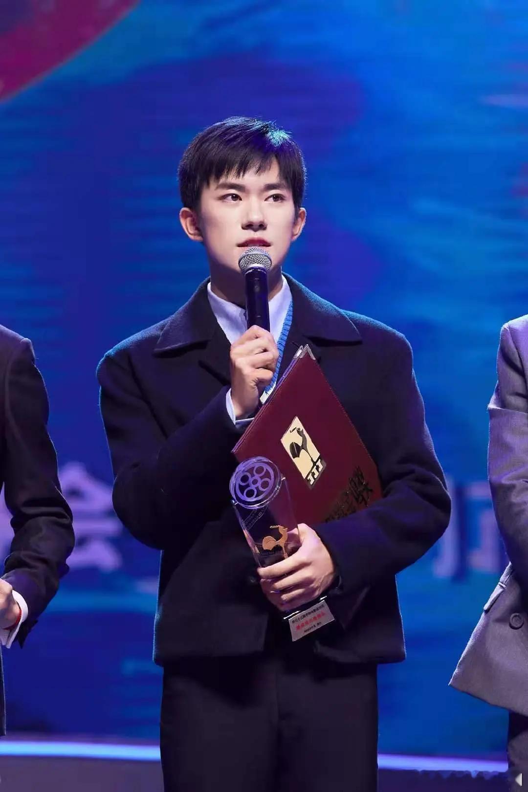 易烊千玺获金鸡奖影帝:4次入围，终于圆梦！易烊千玺凭借电影《小小的我》获金鸡奖最