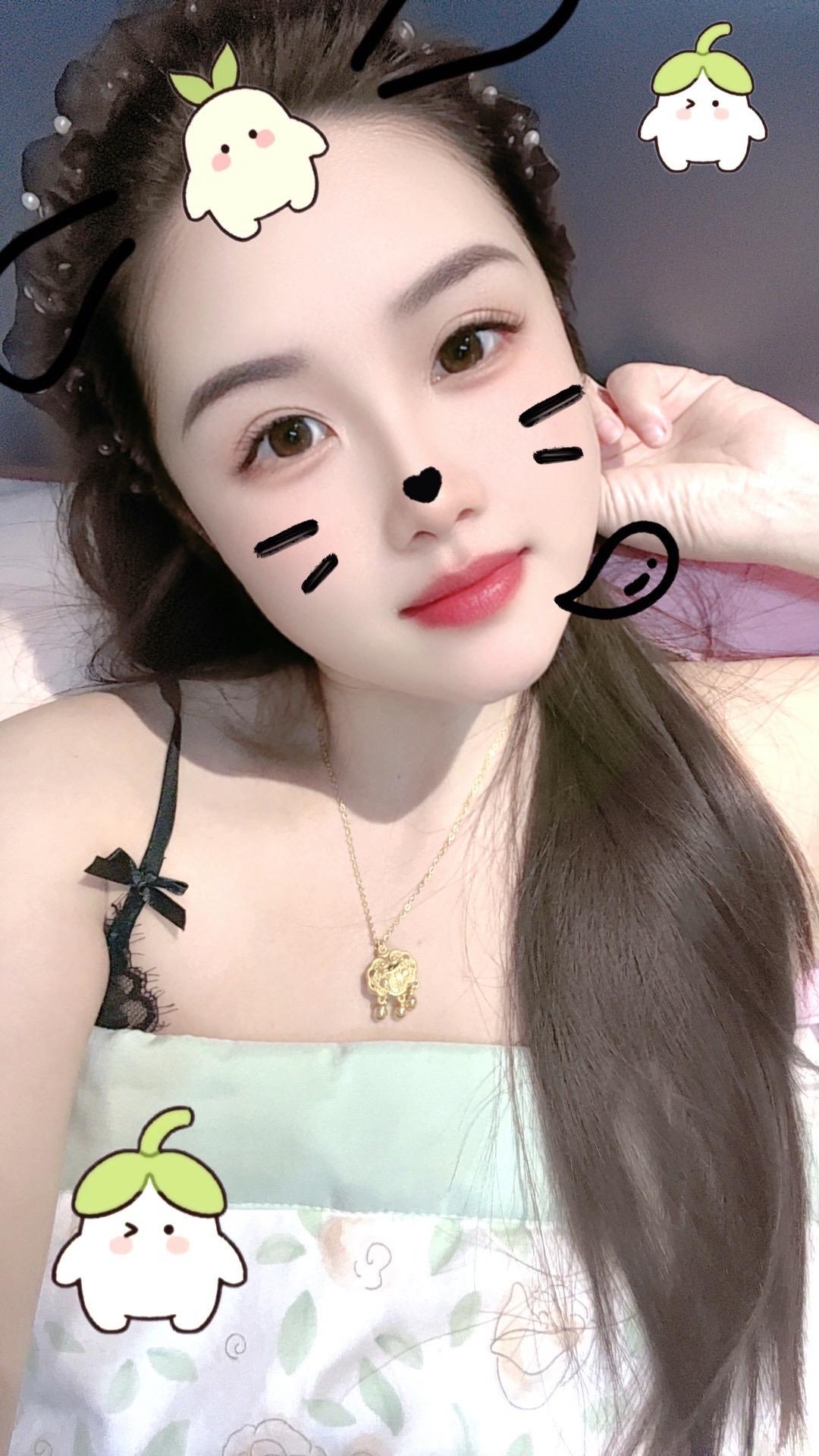 “白天迁就生活，晚上打理灵魂，        生活很累但不能撤退…”