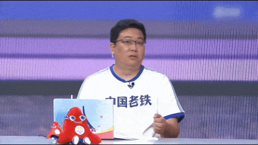 #体育评论员称换球拍影响很大#哎，我觉得临时换球拍的影响是真的很大，尤其是对心态