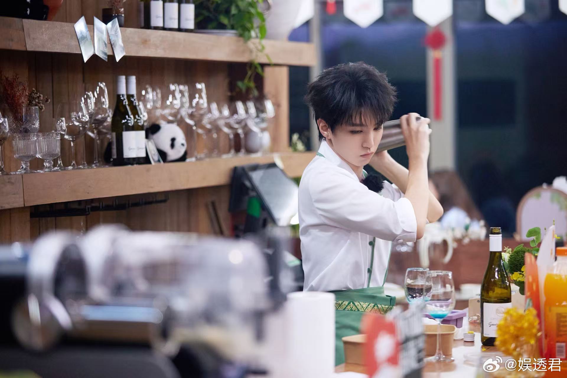 还以为王俊凯在给林大厨卸妆 王俊凯属实没掌握擦汗技巧，整张餐巾纸怼在林大厨脸上，
