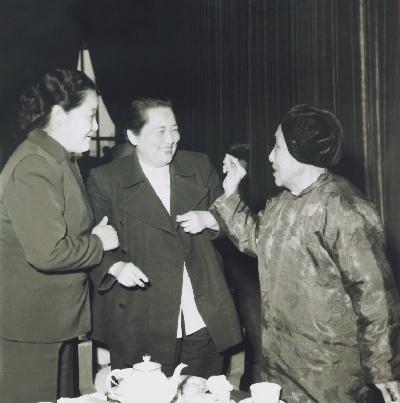那时，有三位杰出的民国女性在北京参与了新中国中央人民政府的筹备和成立。宋庆龄女士