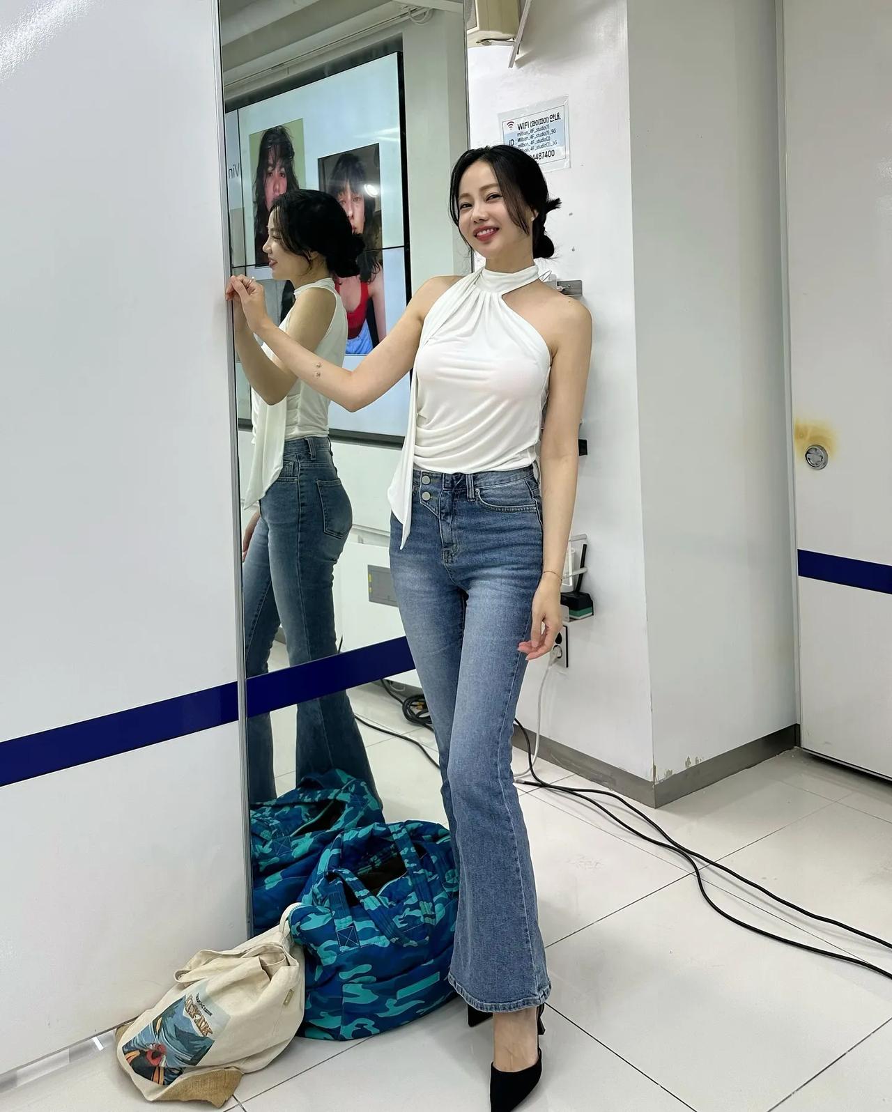 轻颦浅笑娇无奈
#妖娆俏佳人# #谁家玉女俏容颜# #陪衬佳人# #婀娜多姿 婀