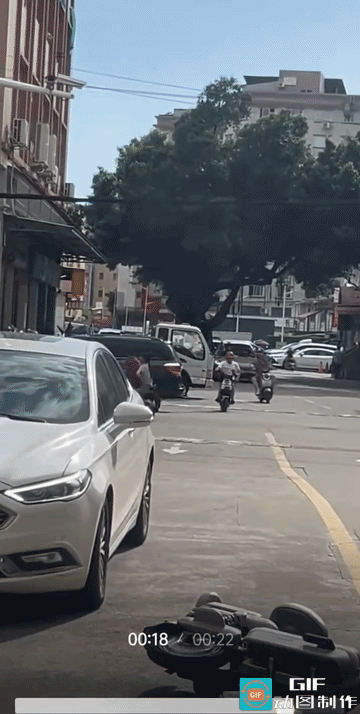 男子:不就是碰了一下吗？你难道还赖上我不成！
女子:你撞倒了我，还要跑，门都没有